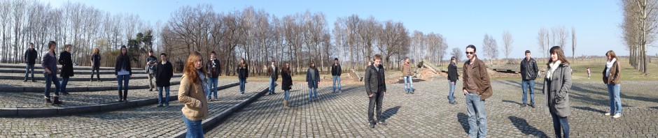 Les élèves de TES1 devant les ruines du Krematorium III - Birkenau (mars 2011)