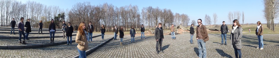 Le tout premier groupe d'élèves mobilisés devant les ruines du Krematorium III à Birkenau (mars 2011)