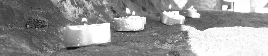 Au pieds du Monument mémorial de Birkenau