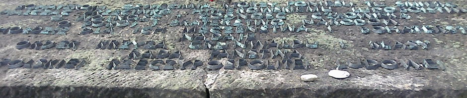 Sur les marches du mémorial de Birkenau